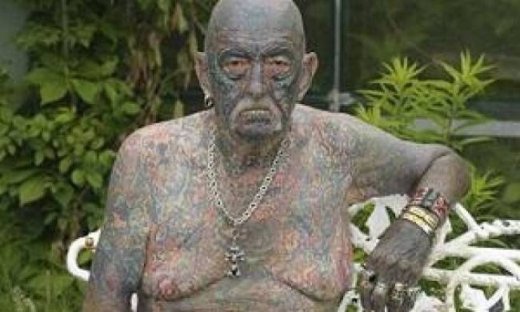 Είναι 69 ετών και έχει 1000 τατουάζ!