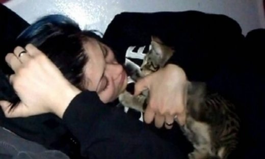 VIDEO: H γάτα που λατρεύει να ορμά... στο πρόσωπο!