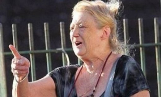 Ηλικιωμένη στο εδώλιο γιατί κάνει σεξ στον κήπο