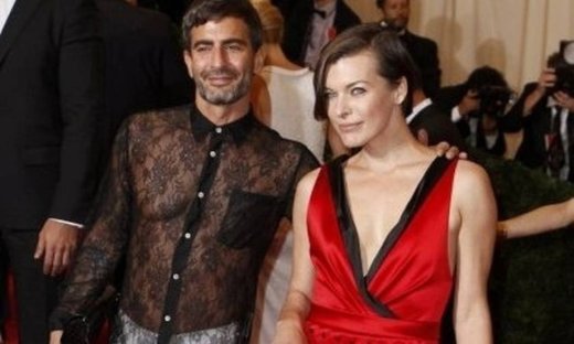 Ο Μarc Jacobs με δαντελένιο φόρεμα