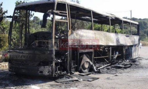 Φωτογραφίες από το πυρπολημένο πούλμαν του Ολυμπιακού