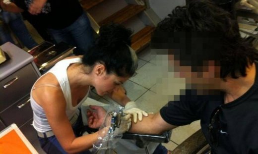 Ποιος επώνυμος της σόουμπιζ «χτυπάει» αυτή την ώρα τατουάζ;