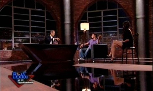 Ο Άκης Πετρετζίκης ερμηνεύει τις γυναίκες