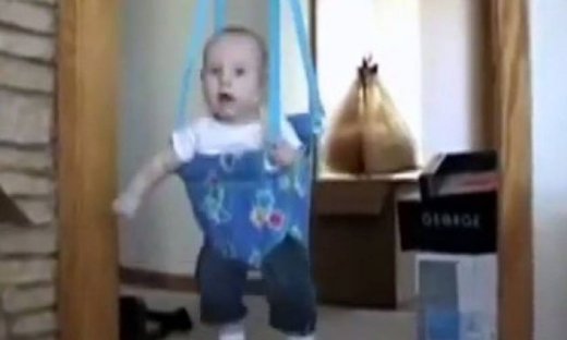 Αστείο βίντεο: Μωρό δεν ξέρει αν θέλει να παίξει ή να κοιμηθεί!