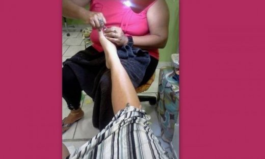 Ποια τραγουδίστρια έκανε πεντικιούρ; (φωτό)