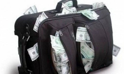 Focus: Οι Ελληνες μεταφέρουν τα χρήματά τους στο εξωτερικό ακόμα και με βαλίτσες