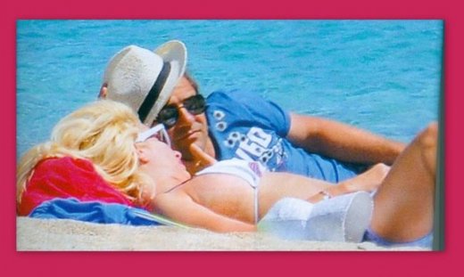 Μενεγάκη-Παντζόπουλος: Τρυφερές στιγμές στην παραλία! (φωτό)