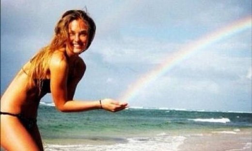 Η Bar Refaeli «έπιασε» το ουράνιο τόξο