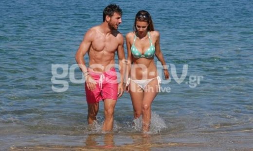 Νίκος Καράμπελας: Στην παραλία με την σύντροφό του