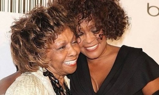 Cissy Houston: Ετοιμάζει βιβλίο για τη Whitney