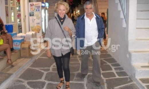 Η κομψή κυρία Della Rοunick στα στενά της Μυκόνου!