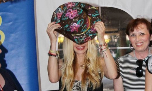 Ποια κρύβεται πίσω από το καπέλο; (Αποκλειστικά στο gossip-tv και στο G-North)