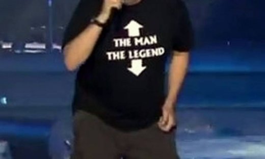 Πολύ γνωστός λαϊκός τραγουδιστής εμφανίστηκε με τη συγκεκριμένη μπλούζα στην πίστα!