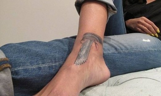 Σε ποια σταρ ανήκει αυτό το τατουάζ;