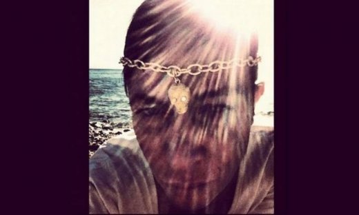 Ποζάρει με μενταγιόν… νεκροκεφαλή!