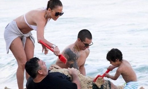 Jennifer Lopez: Οικογενειακές στιγμές στην παραλία (φωτό)