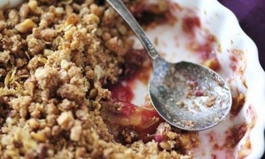 Γλυκό: Crumble με δημητριακά, μήλα και βατόμουρα με παγωτό κανέλα