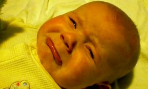 Βίντεο: Μωρό κλαίει γιατί δεν του αρέσει όπως τραγουδάει η μητέρα του!