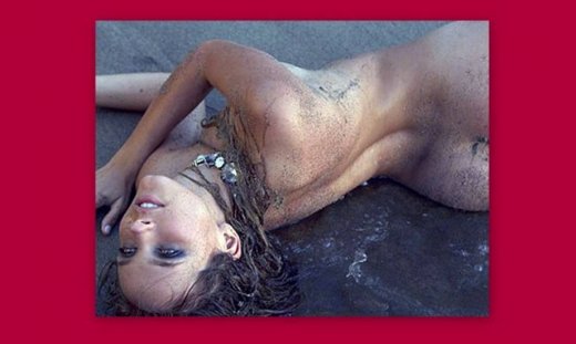 Η Λατίνα καλλονή κυλιέται στην άμμο! (φωτό)