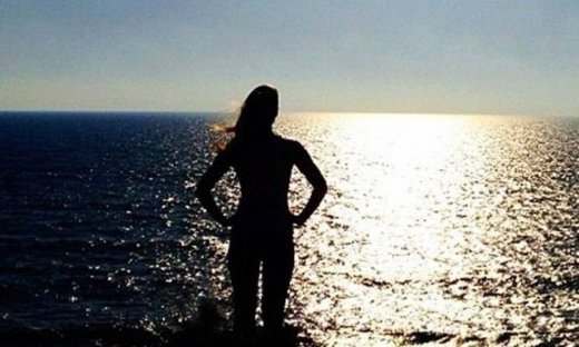 Ποια πασίγνωστη κυρία απολαμβάνει τις διακοπές της; (φωτό)