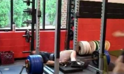 Τα... σηκώνει και πέφτει ξερός (video)