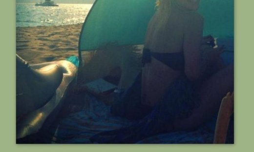 Ελληνίδα ηθοποιός κάνει διακοπές σε… σκηνή! (φωτό)