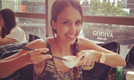 Jessica Alba: Μοιράζεται στο twitter το άλμπουμ των διακοπών της στη Σαγκάη