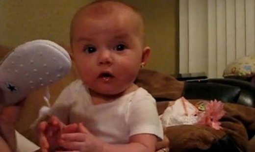 Βίντεο: Δείτε πώς αντιδρά ένα κοριτσάκι όταν το τρομάζει ο μπαμπάς του!