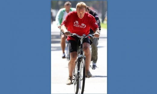 Arnold Schwarzenegger: Αγκομαχώντας πάνω στο ποδήλατο