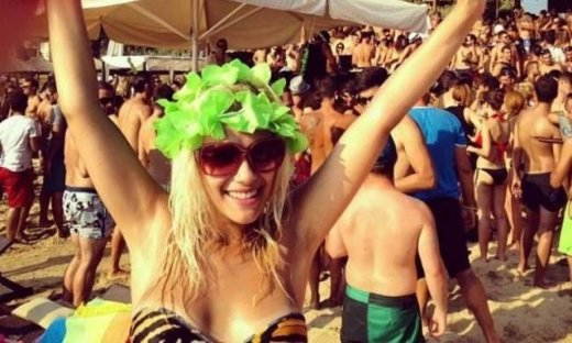 Η Λάουρα Νάργες ανέβασε φωτογραφίες με μαγιό στο Twitter