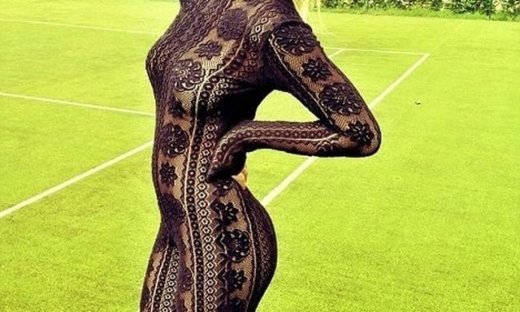 Η σέξι δαντελένια φόρμα της...