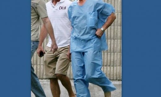 Διάσημος τραγουδιστής συνελήφθη γυμνός από την Αστυνομία (φωτό)