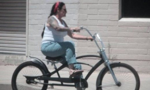 Μπορεί η κόρη της να κρύβεται, αλλά αυτή κυκλοφορεί με το ποδήλατο! (φωτό)