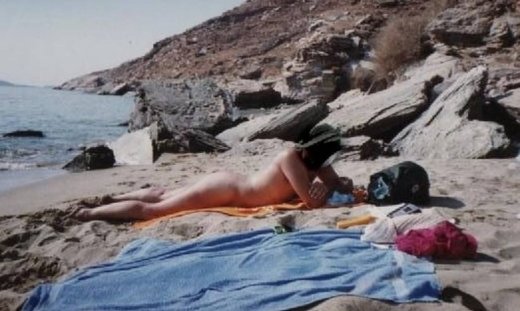 Φωτό: Πασίγνωστος Έλληνας παρουσιαστής ειδήσεων ολόγυμνος στην παραλία (1) (Nassos blog)