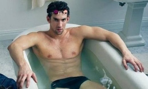 Michael Phelps: Γυμνός σε μια μπανιέρα