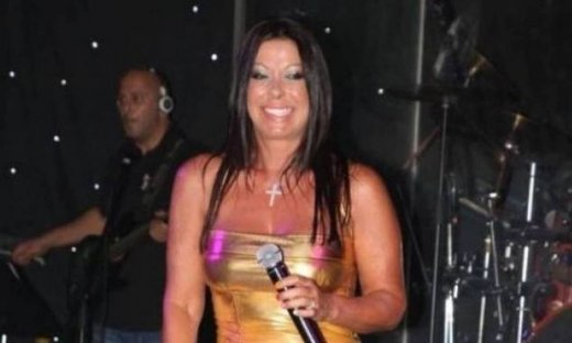 Η Άντζελα Δημητρίου με μπικίνι, χωρίς μακιγιάζ και ρετούς