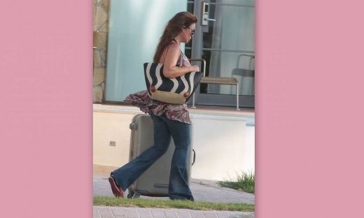 Βάνα Μπάρμπα: Αμακιγιάριστη βολτάρει στους δρόμους της Ρόδου!