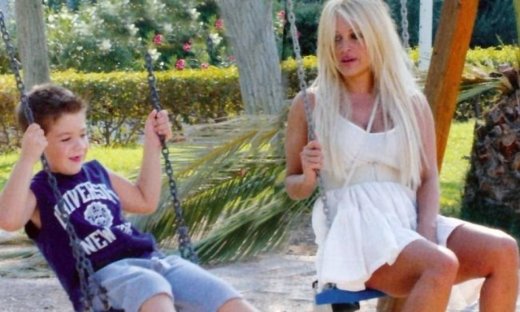 Σαμπρίνα: «Πάντα θα είμαι μαμά και όχι μαμά-φίλη»