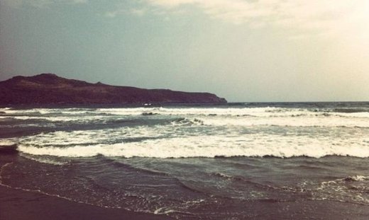 Ποια παρουσιάστρια είναι αυτή την ώρα στην παραλία;