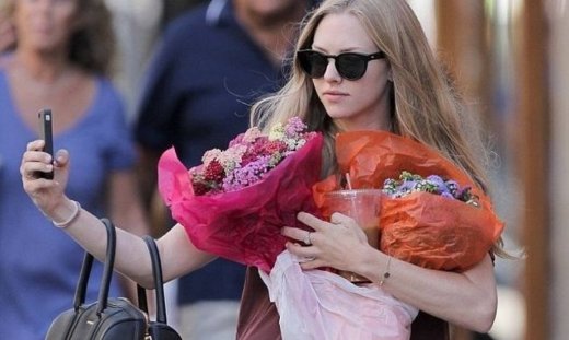 Η Amanda Seyfried φωτογραφίζει τον… εαυτό της