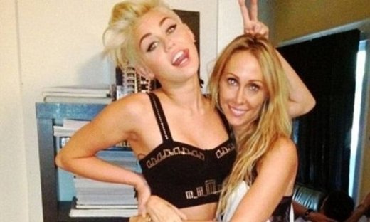 Miley Cyrus: Στο twitter με τη μαμά της