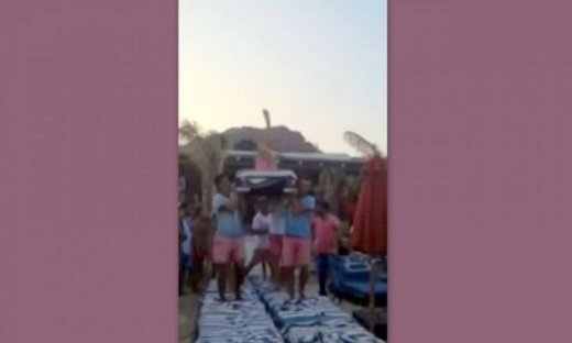 Ποιον διάσημο τον πάνε… τέσσερις στη Μύκονο;