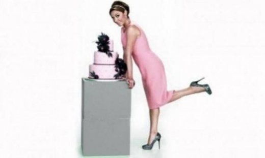 Όταν η Τατιάνα Στεφανίδου επιτίθεται σε μια τούρτα…!