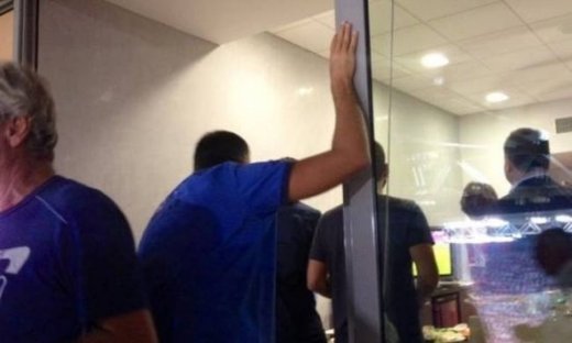 Δείτε πώς αντέδρασε γνωστός παρουσιαστής όταν έχασε ο Ολυμπιακός!