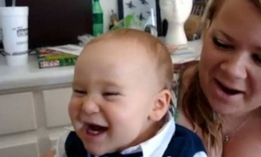 Βίντεο: Δείτε πως αντιδρά ένα μωρό όταν τρώει για πρώτη φόρα καραμέλες που «σκάνε» στο στόμα!