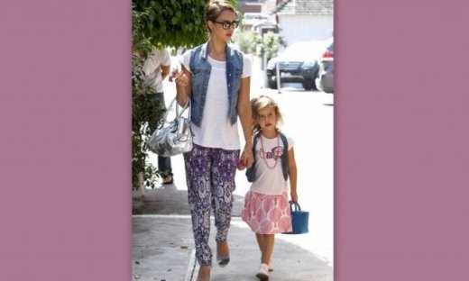 Jessica Alba: Βόλτα με την κόρη της και… ίδιο τζιν γιλέκο!