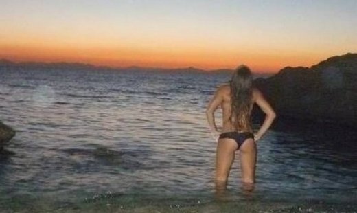 Ελληνίδα καλωσόρισε τον Οκτώβριο κάνοντας βραδινό μπάνιο και βγάζοντας το πάνω μέρος του μπικίνι της! (φωτό)