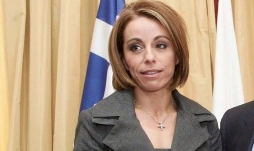 Δείτε ποιον φιλά η Βούλα Πατουλίδου!