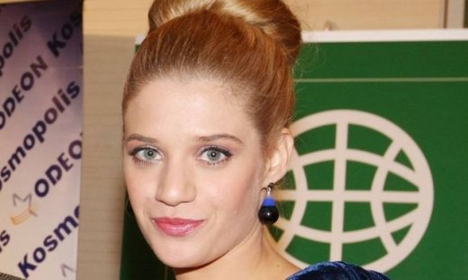 Τζένη Θεωνά: «Έχω την τάση να γίνομαι αναλυτική και εγκεφαλική»