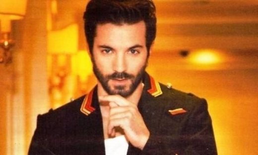 Δημήτρης Λαγιόπουλος: «Η λέξη γάμος μου χτυπάει κάποια καμπανάκια»